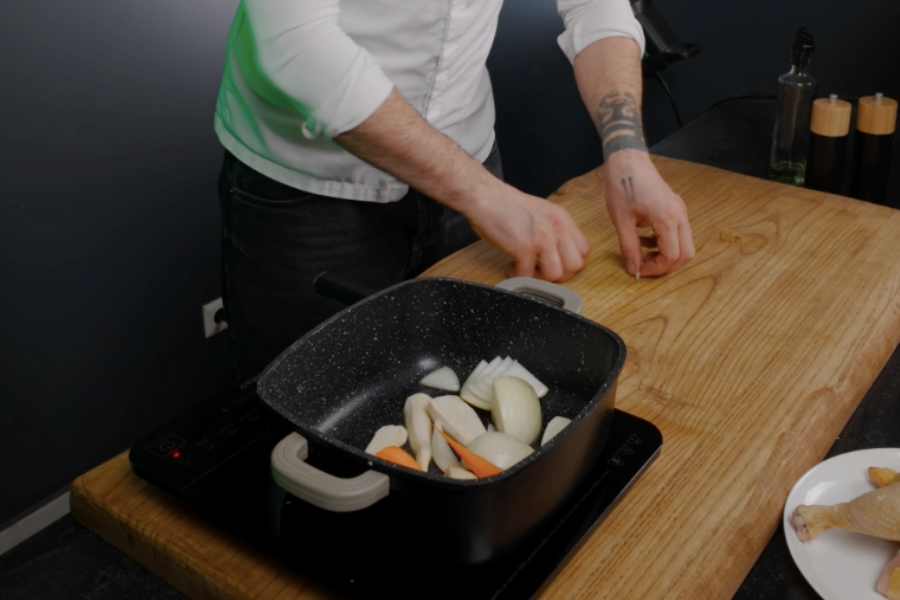 Kroimy cebulę i marchewkę