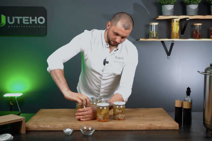 Zamykamy słoiki zakrętkami