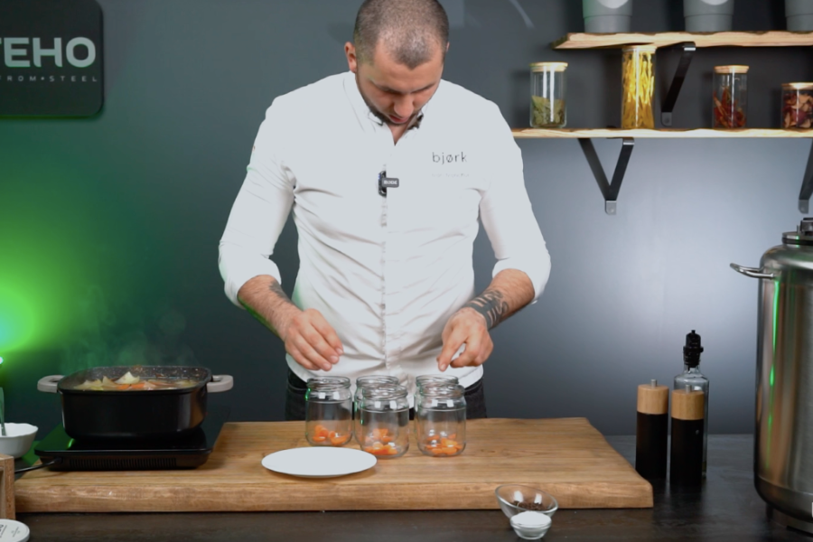 Układamy plasterki marchewki w słoiku