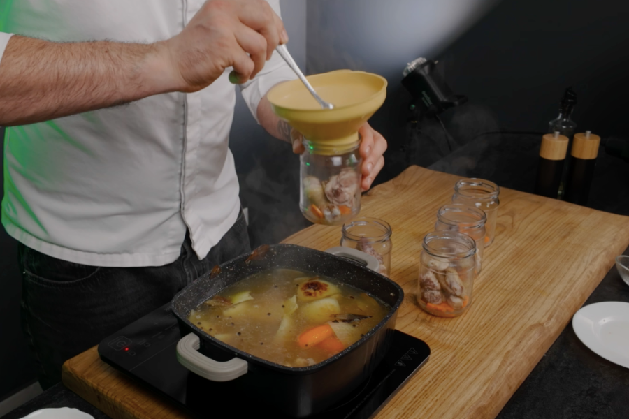 Wkładamy kurczaka do słoika