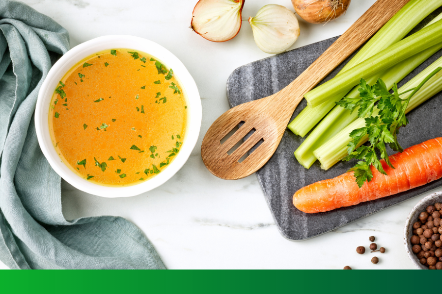 Rosół z kurczaka. Sekret aromatycznego bulionu