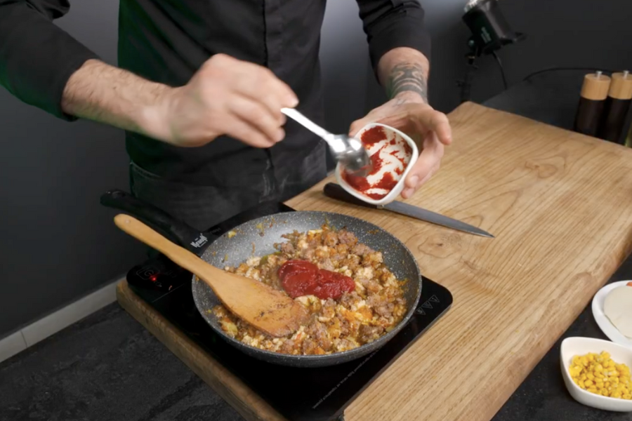 Dodajemy pastę pomidorową