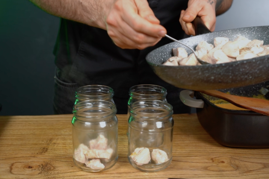 Rozkładamy indyka do słoików