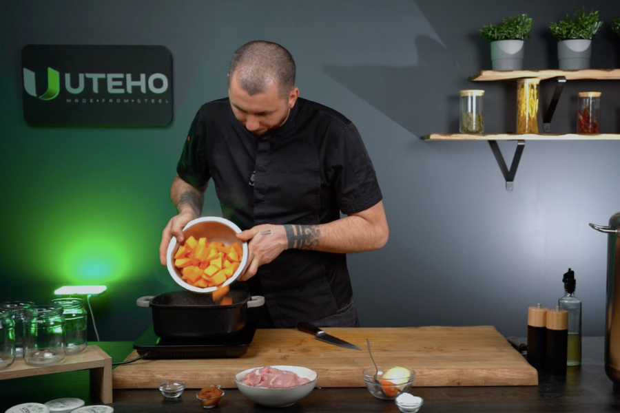 Dodajemy dynię na patelnię