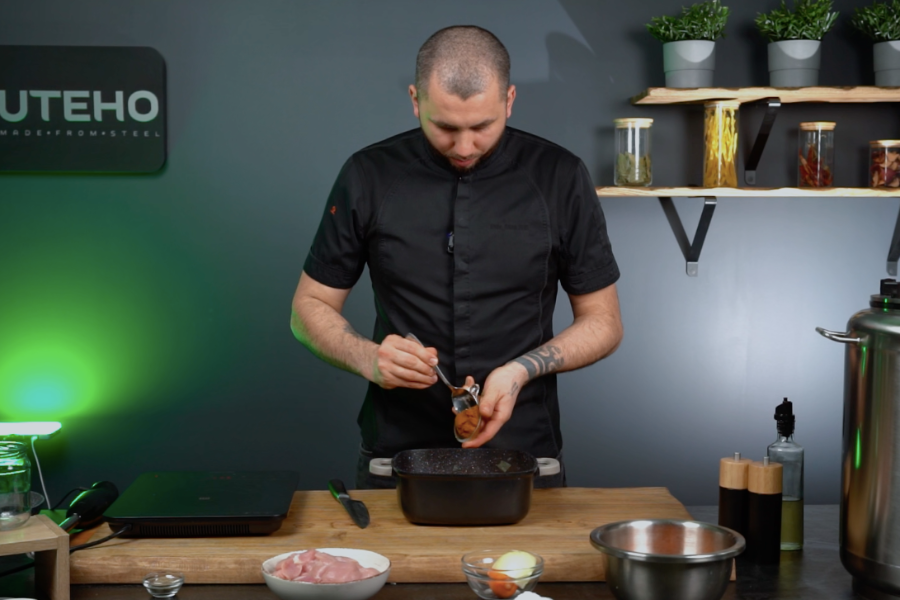 Dodajemy pastę curry