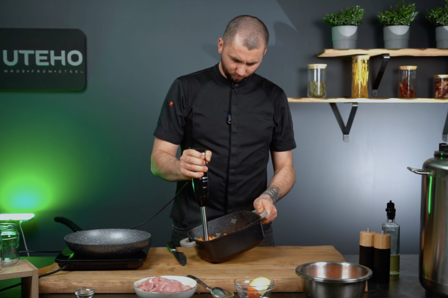 Miksujemy warzywa z pastą w blenderze