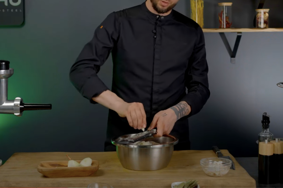 Ścieramy cebulę