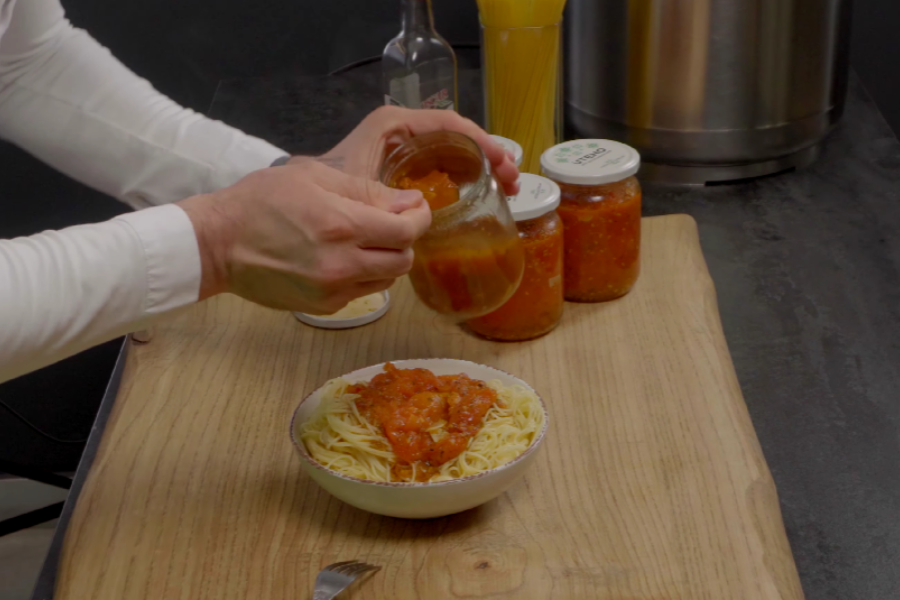 Dodajemy sos Marinara do makaronu