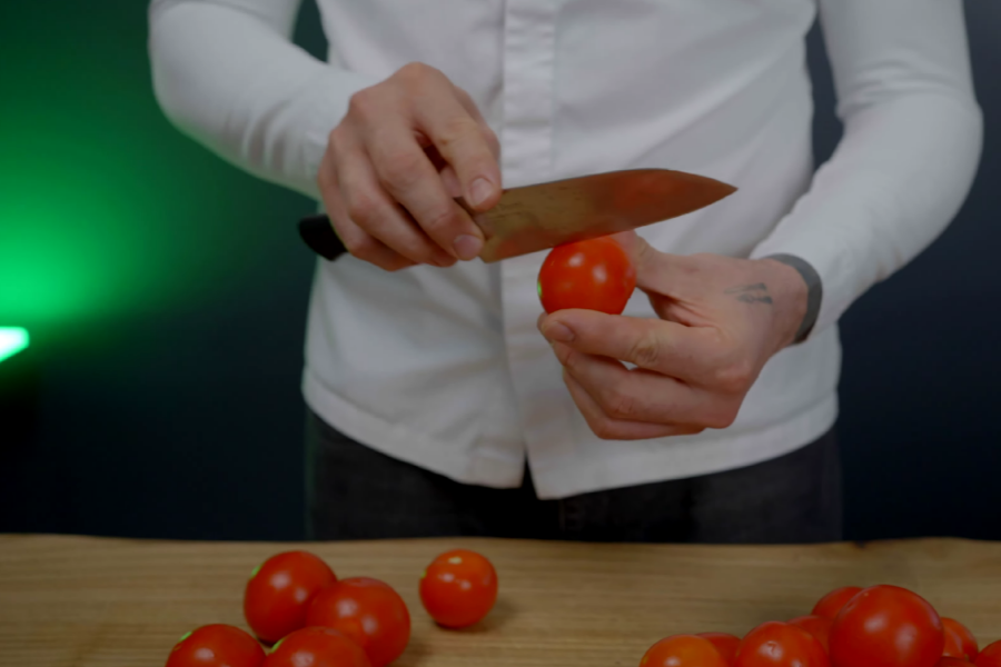 Robimy nacięcia w pomidorach