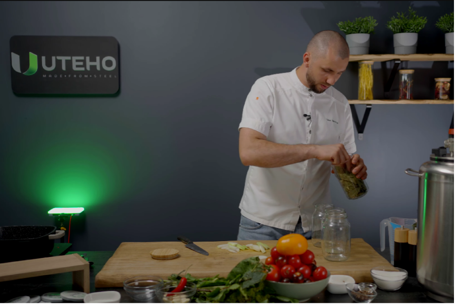 Układamy przyprawy na dnie słoika