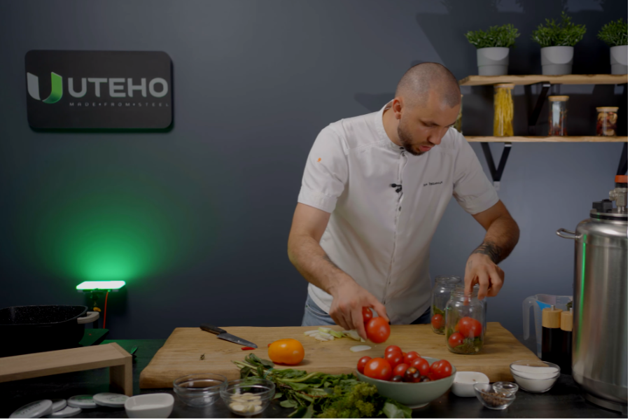 Układamy pomidory w słoikach