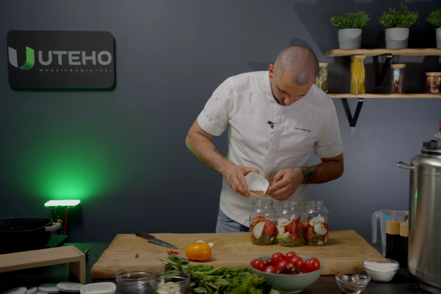 Dodajemy kolendrę do słoików