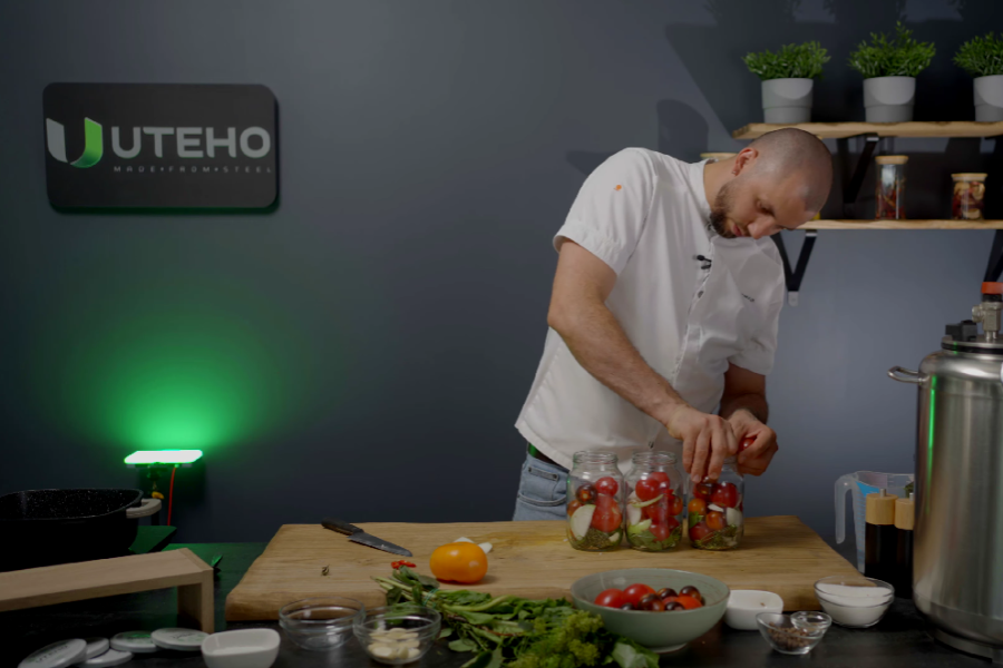 Uzupełniamy pomidory do góry słoika