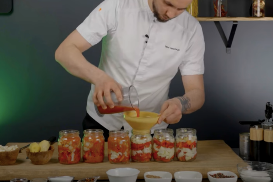 Zalewamy sosem pomidorowym