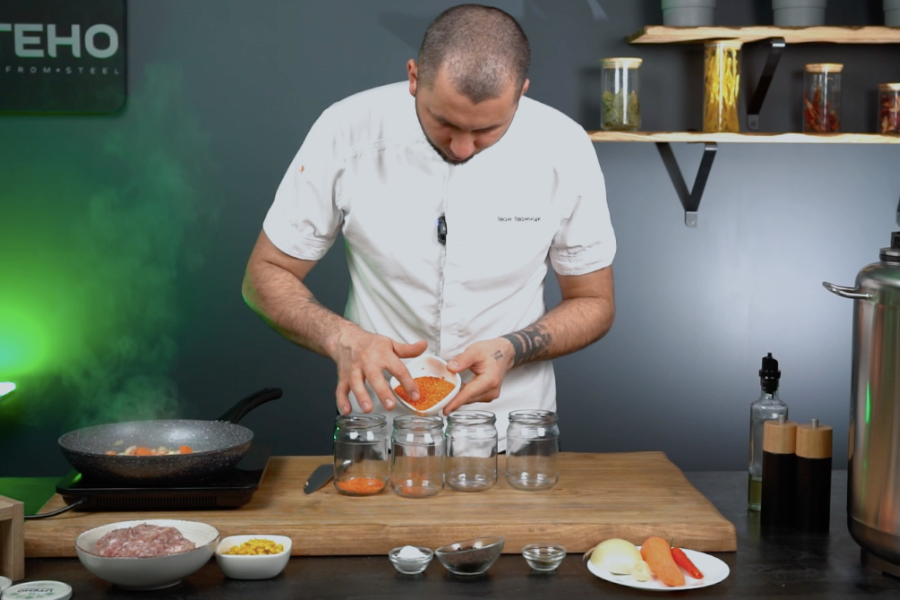 Wkładamy soczewicę do słoików