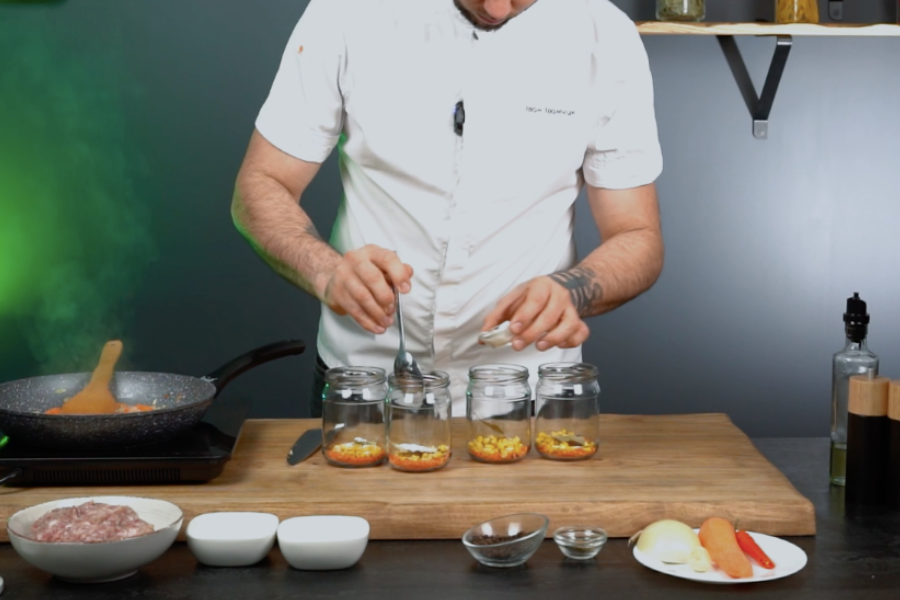 Dodajemy sól, pieprz, liść laurowy do słoików