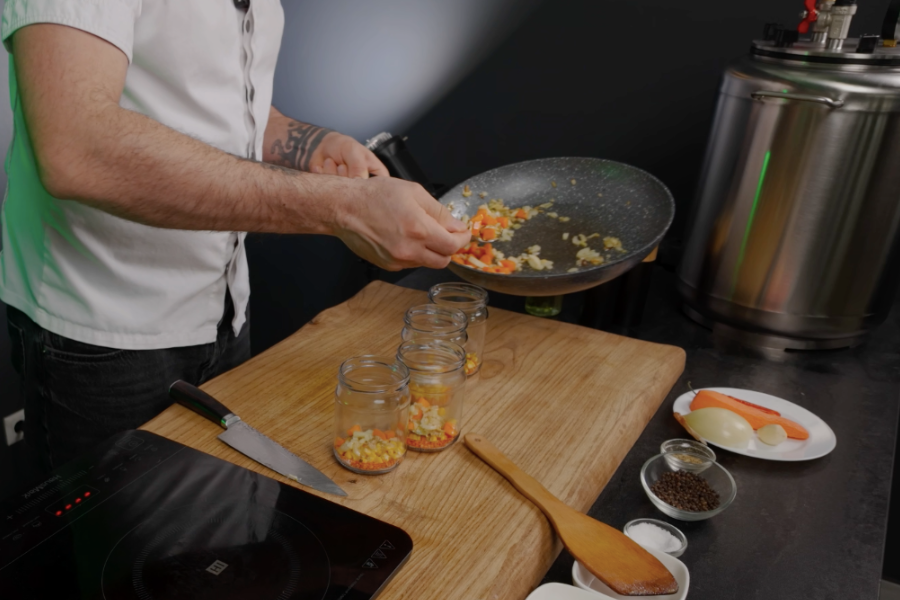 Rozdzielamy podsmażone warzywa do słoików