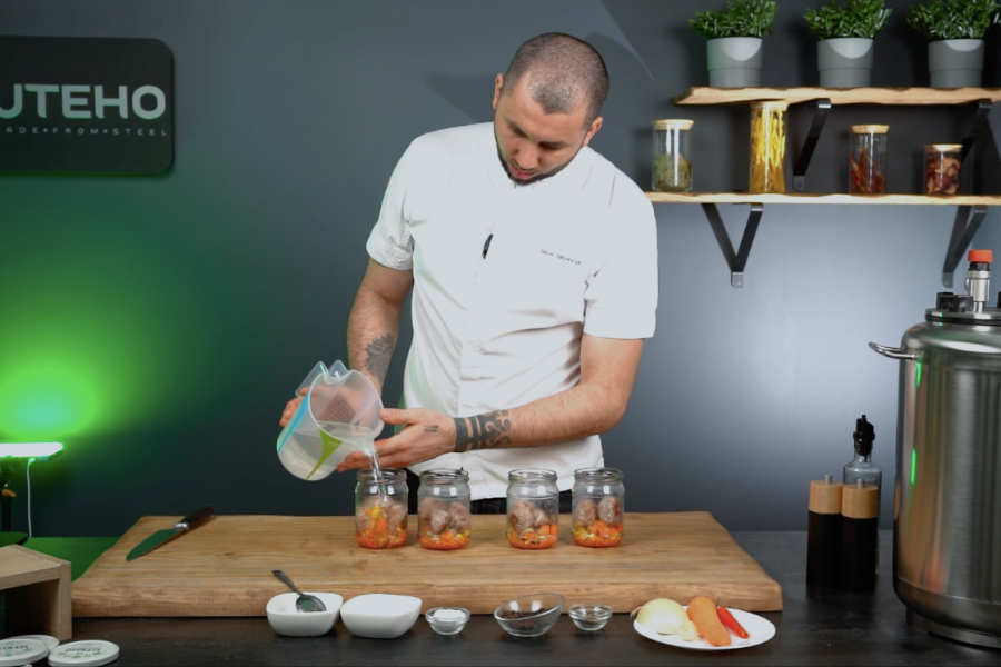 Wkładamy gotowe pulpeciki do słoików i zalewamy wodą